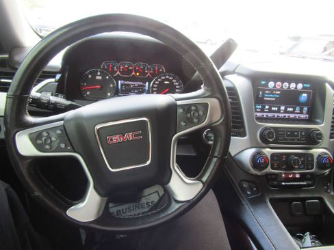Used 2018 GMC Yukon XL SLT w/ Premium Edition image 16