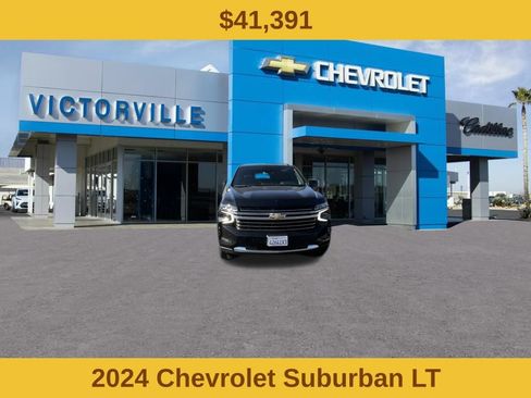 Used 2024 Chevrolet Suburban LT RWD image 2
