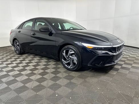 Certified 2025 Hyundai Elantra SEL image 2