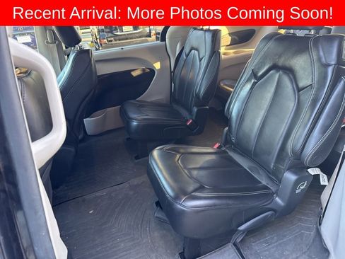 Used 2023 Chrysler Pacifica Touring-L image 6