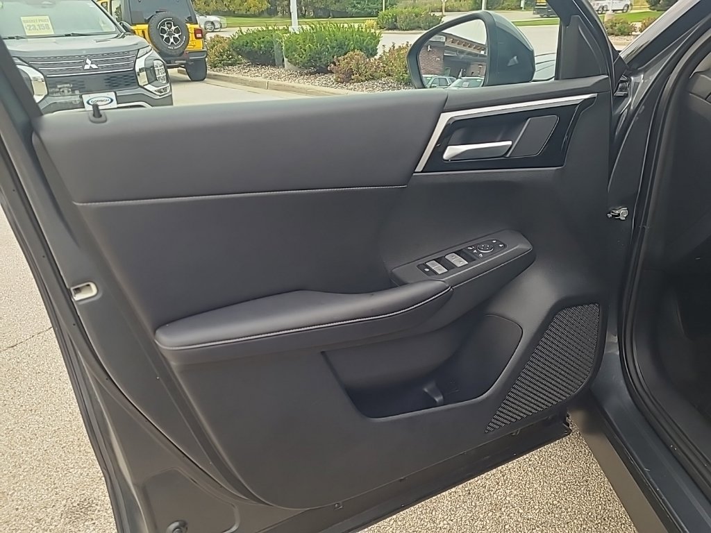 Used 2024 Mitsubishi Outlander SE AWD/4WD image 11