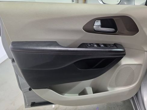 Used 2018 Chrysler Pacifica Touring-L FWD image 11