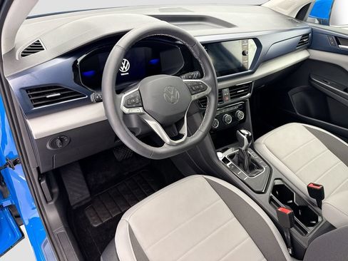 Used 2023 Volkswagen Taos SE w/ Panoramic Sunroof Package FWD image 9