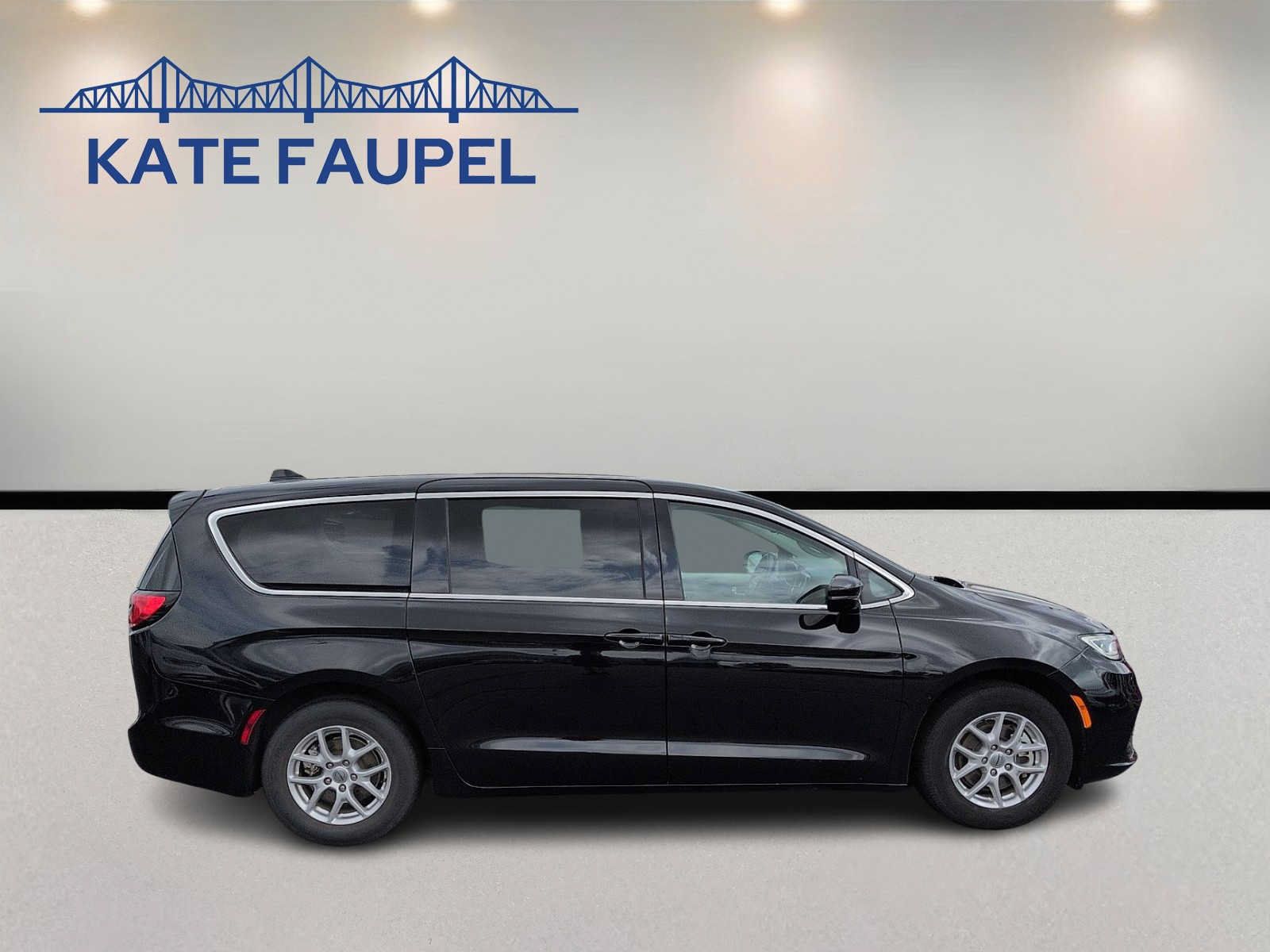 Used 2024 Chrysler Pacifica Touring-L FWD image 8
