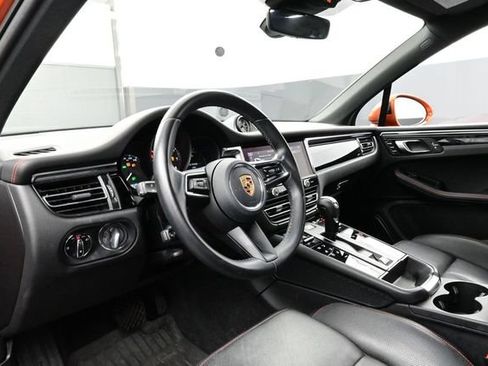 Certified 2023 Porsche Macan AWD/4WD image 4