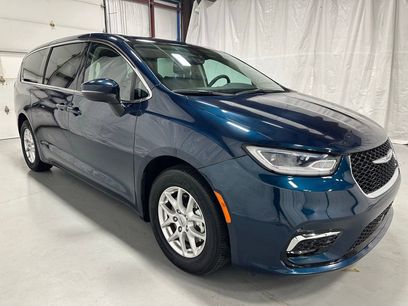 Used 2023 Chrysler Pacifica Touring-L