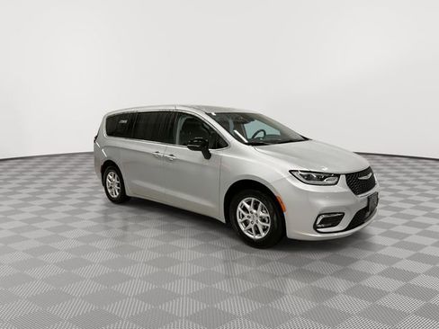 Used 2024 Chrysler Pacifica Touring-L FWD image 2