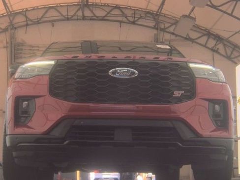 Used 2025 Ford Explorer ST image 2