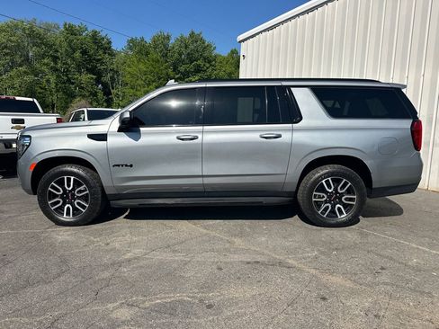Used 2024 GMC Yukon XL AT4 w/ Technology Package AWD/4WD image 9