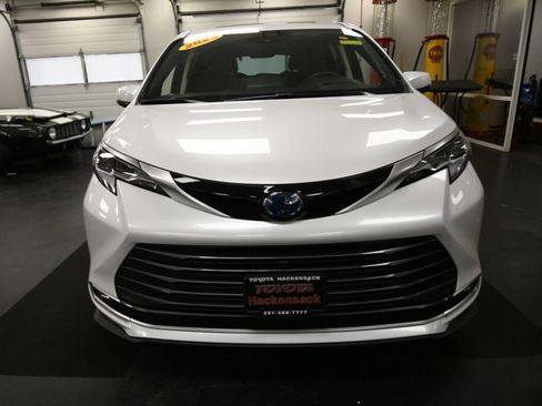 Certified 2023 Toyota Sienna Platinum AWD/4WD image 3