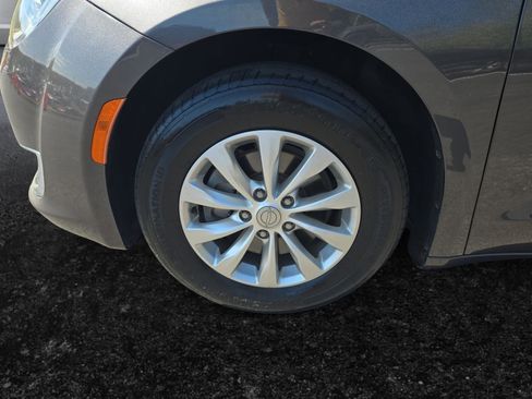 Used 2018 Chrysler Pacifica Touring Plus image 9