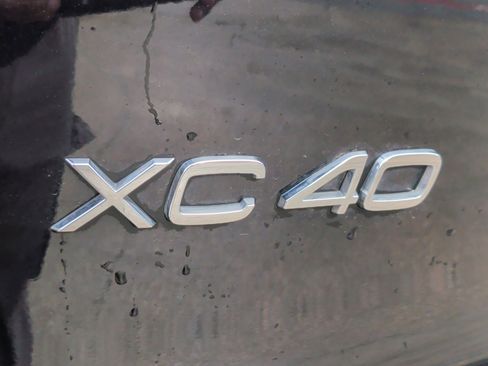 Used 2025 Volvo XC40 B5 Core image 13