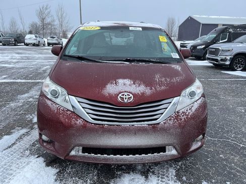 Used 2017 Toyota Sienna XLE image 11