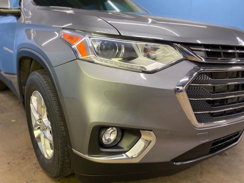 Used 2020 Chevrolet Traverse LT image 2