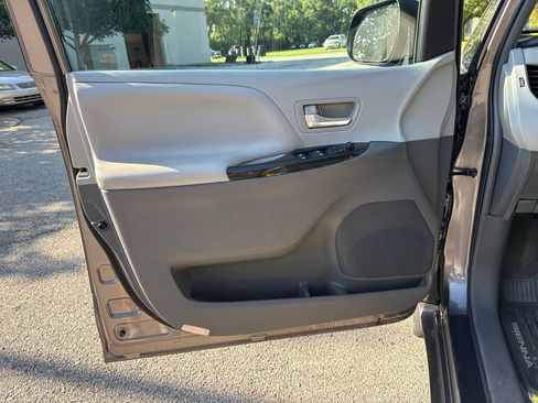 Used 2015 Toyota Sienna XLE w/ XLE Navigation Package FWD image 10
