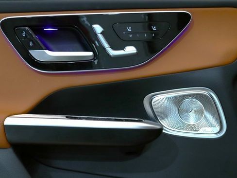 Used 2024 Mercedes-Benz GLC 300 4MATIC w/ Driver Assistance Package image 3