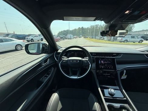 New 2025 Jeep Grand Cherokee Altitude image 13