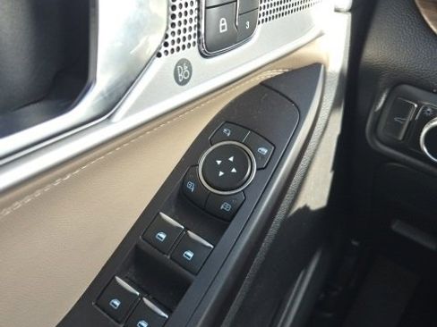 Used 2020 Ford Explorer Limited image 16