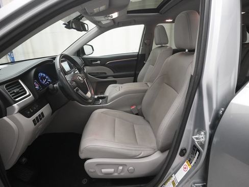 Used 2014 Toyota Highlander Limited w/ Driver Technology Package AWD/4WD image 7