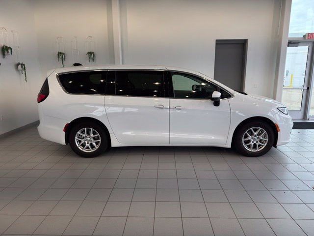 Used 2023 Chrysler Pacifica Touring-L FWD image 38