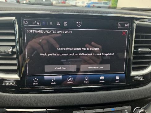 Used 2023 Chrysler Pacifica Touring-L FWD image 20