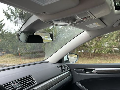 Used 2018 Volkswagen Passat 2.0T SEL Premium image 23