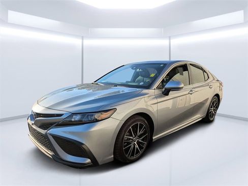 Used 2022 Toyota Camry SE image 7
