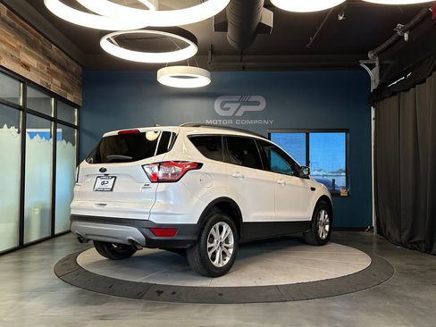 Used 2018 Ford Escape SE FWD image 3