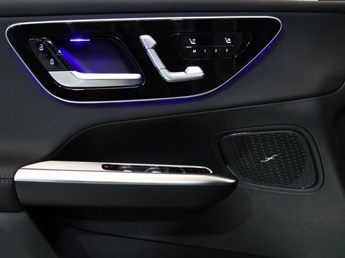 Used 2025 Mercedes-Benz GLC 300 4MATIC image 3