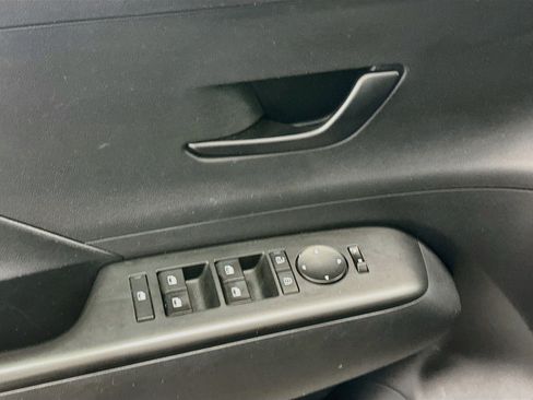 Used 2025 Hyundai Kona SEL AWD/4WD image 15