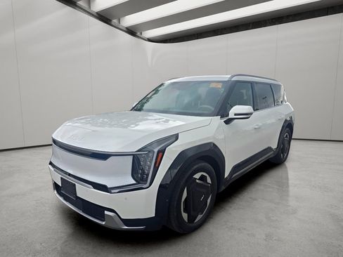 Used 2024 Kia EV9 Land AWD/4WD image 2