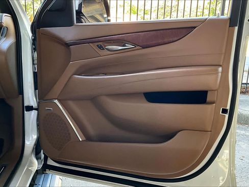 Used 2017 Cadillac Escalade Platinum image 22