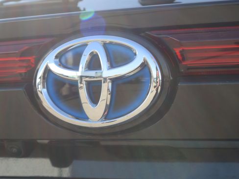 Used 2022 Toyota Venza XLE image 18