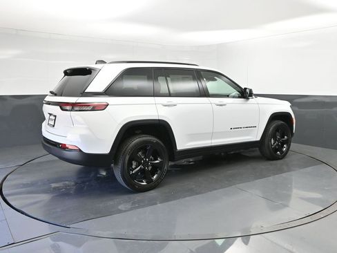 New 2025 Jeep Grand Cherokee Altitude image 15
