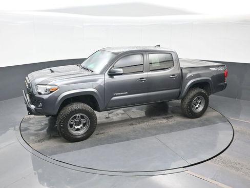 Used 2017 Toyota Tacoma TRD Sport w/ Tow Package (A/T) AWD/4WD image 17