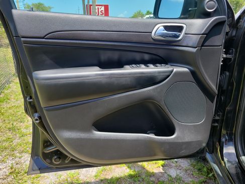 Used 2018 Jeep Grand Cherokee Laredo AWD/4WD image 16