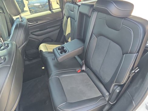 Used 2024 Jeep Grand Cherokee Altitude image 15