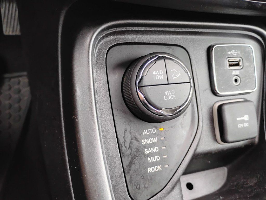 Used 2020 Jeep Compass Trailhawk AWD/4WD image 9