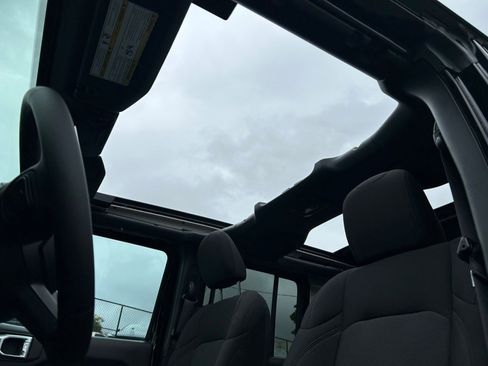 Used 2023 Jeep Wrangler Unlimited w/ Sun & Screen Package image 18