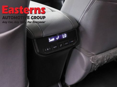 Used 2023 Toyota Highlander LE AWD/4WD image 22