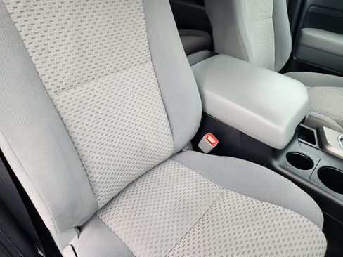 Used 2013 Toyota Tundra 4x4 CrewMax w/ Tow Pkg image 13