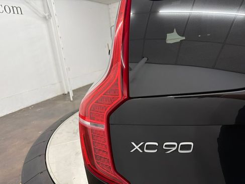 Used 2017 Volvo XC90 T6 Momentum w/ Momentum Plus Package AWD/4WD image 11