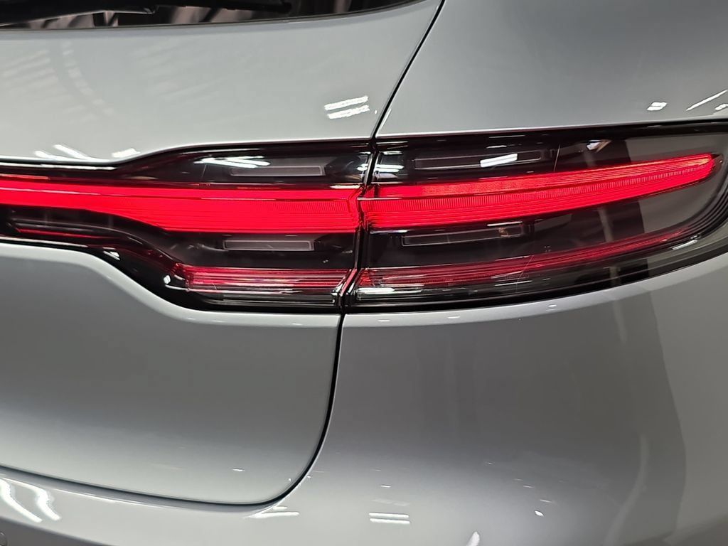 Certified 2026 Porsche Macan AWD/4WD image 30