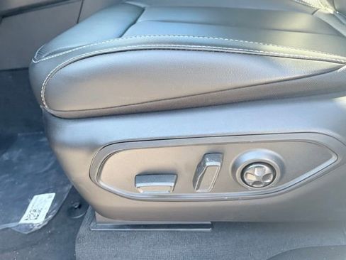 New 2026 Jeep Grand Cherokee Limited w/ Luxury Tech Group II AWD/4WD image 17