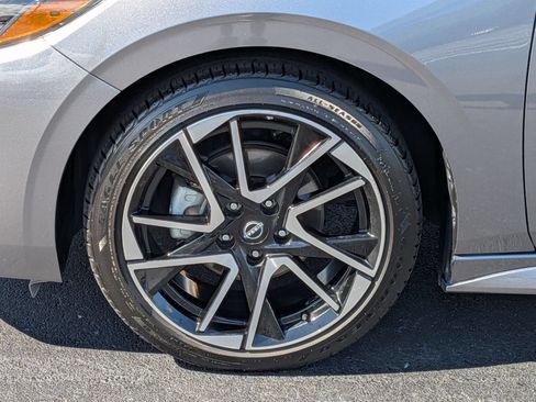 Used 2025 Nissan Sentra SR w/ SR Premium Package FWD image 10
