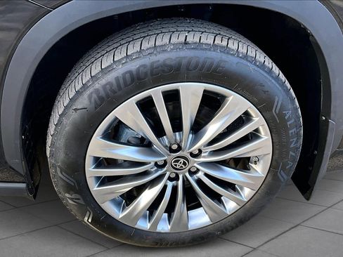 Used 2025 Toyota Highlander Platinum image 10