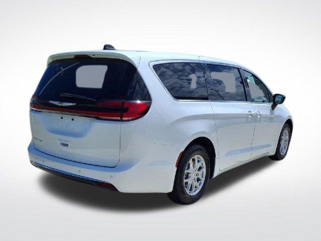 Used 2024 Chrysler Pacifica Touring-L FWD image 9