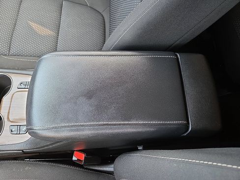 Used 2021 GMC Acadia SLE w/ Driver Convenience Package FWD image 16