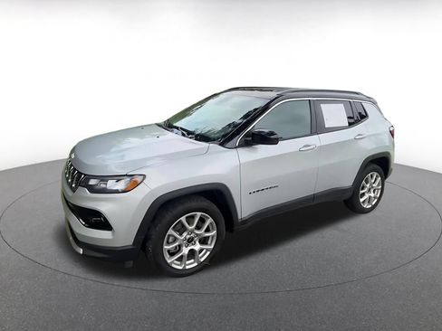 Used 2025 Jeep Compass Limited AWD/4WD image 8