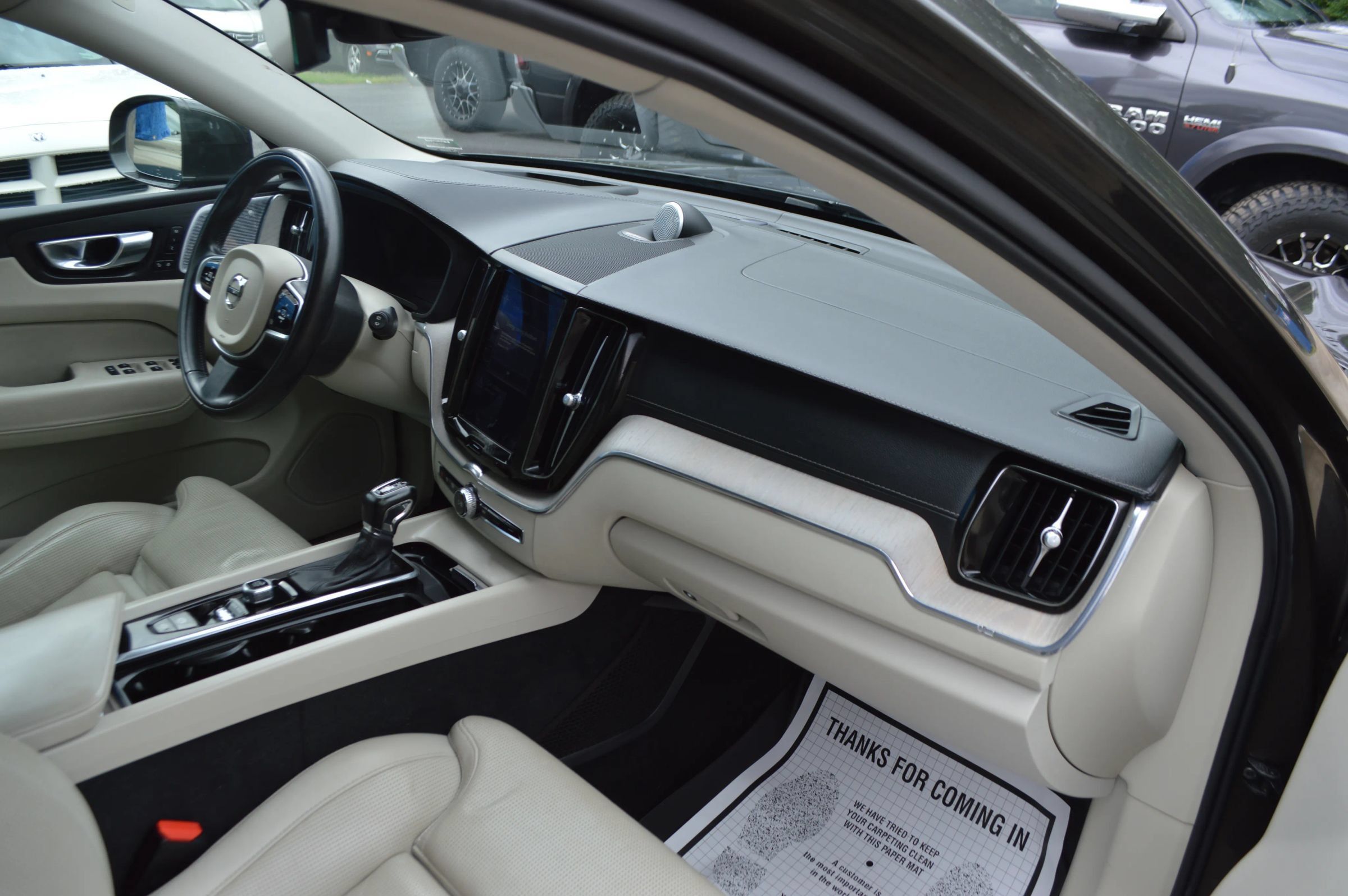 Used 2018 Volvo XC60 T6 Inscription w/ Luxury Seat Package AWD/4WD image 23